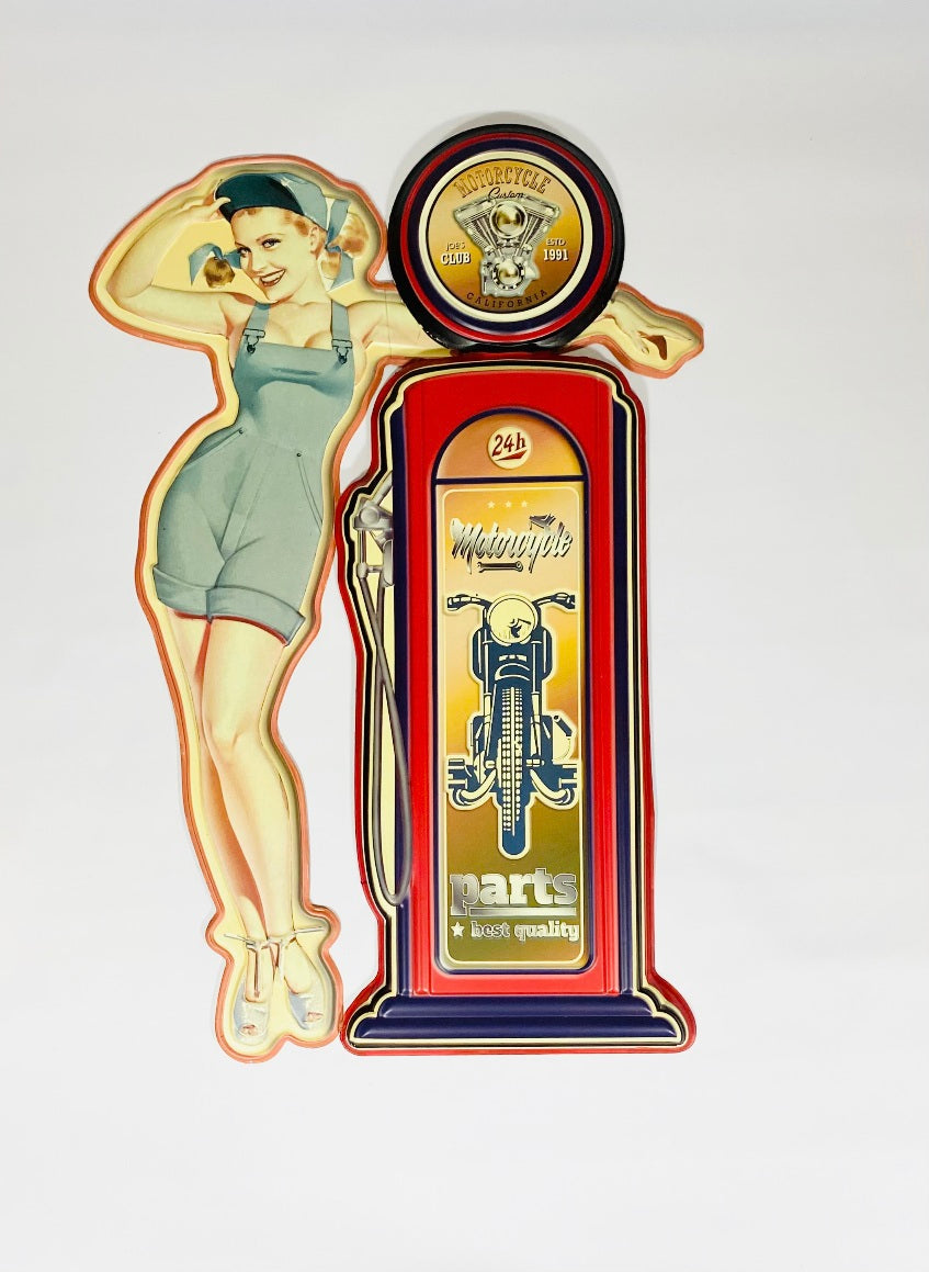 Skylt metall tjej vid bensinpump mc