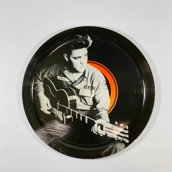 Rund Bricka, Elvis Presley Spelar Gitarr