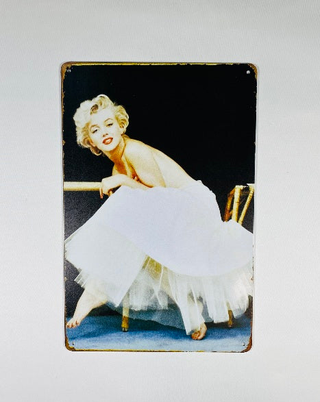 Plåtskylt 20*30 Marylin Monroe Sittandes i vit klänning