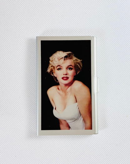 Etui Marilyn Monroe sitter vitklädd