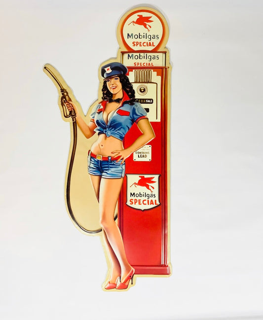 Skylt metall Mobile Gas pinup tjej i jeans.